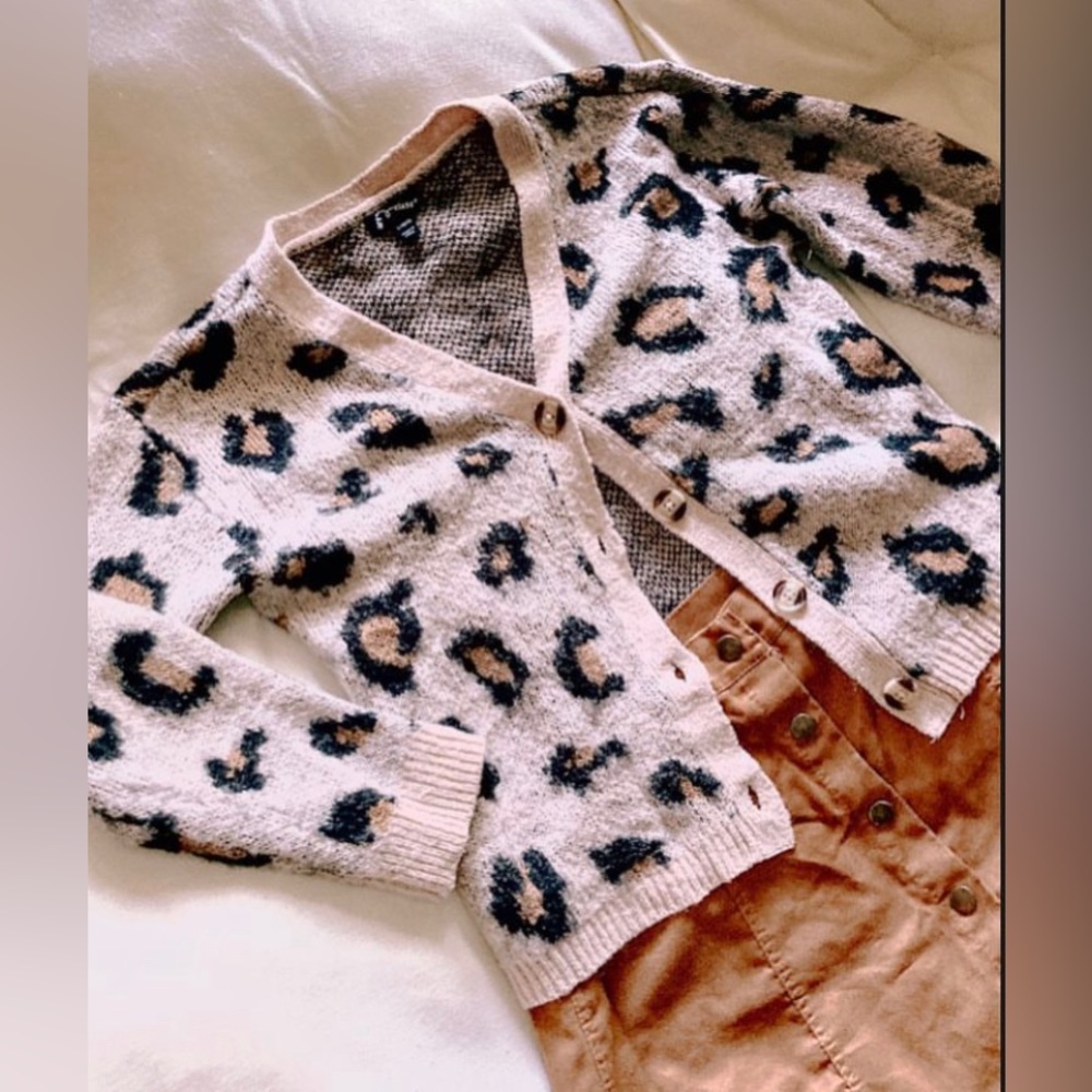 art class cheetah print button up cardigan fits Womens XS or Girls L